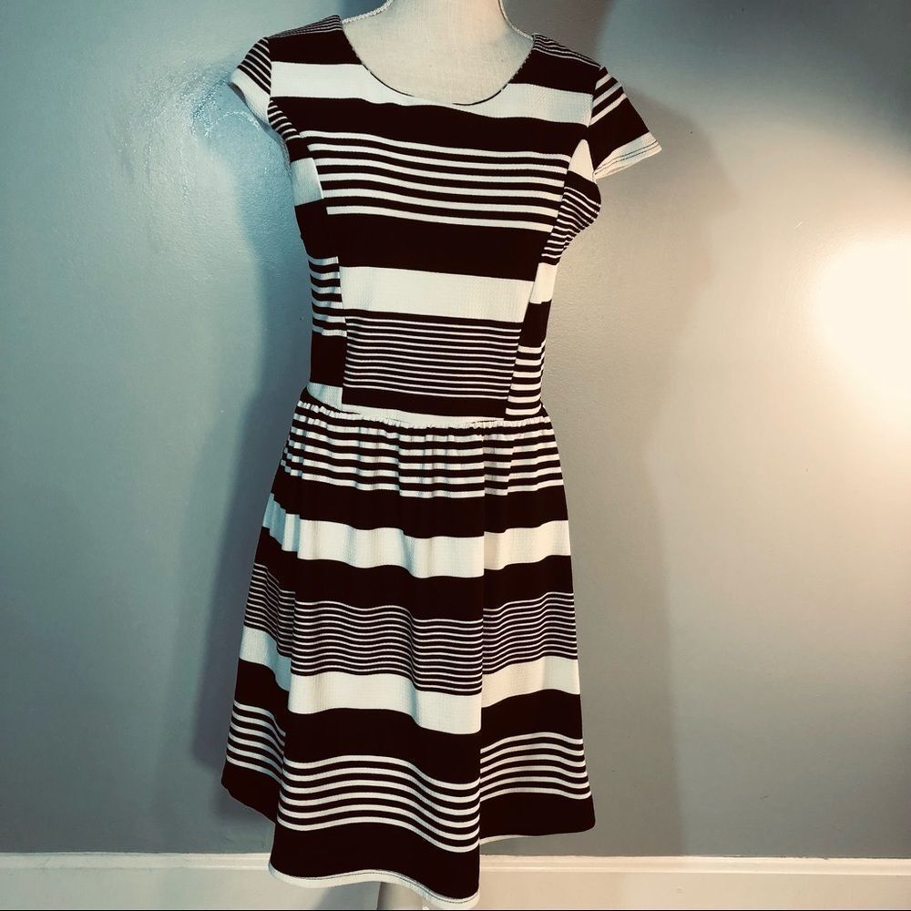 Blue Rain Textured Black & White Striped Dress W/Cap Sleeves Fit & Flare Dress M